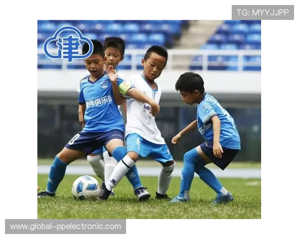 低重心足球明星的魅力与技巧解析如何在比赛中展现独特风采